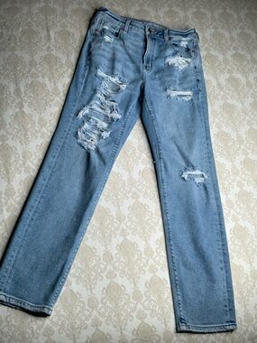 American Eagle Outfitters Women’s Mom Jeans Size 4 Distressed